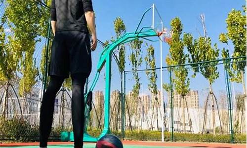 魔术把篮球变成橄榄球-把篮球当橄榄球打